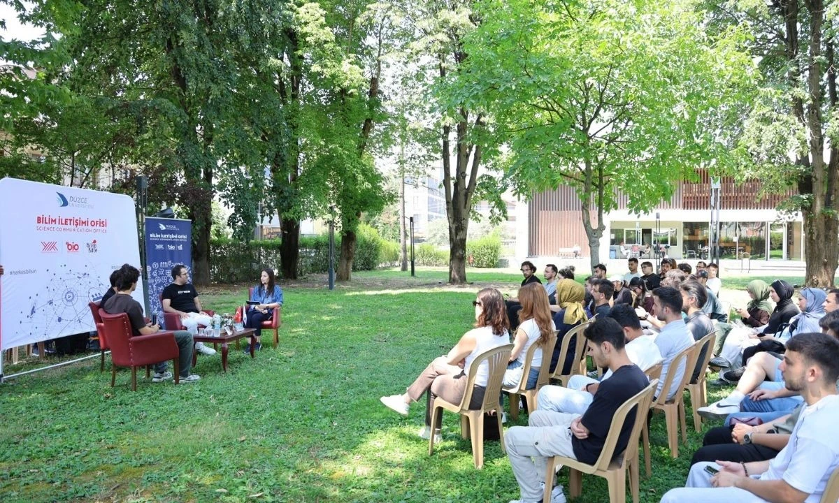 D&uuml;zce &Uuml;niversitesi'nden Yapay Zeka Mesajı: Yazılımcılar Bitmeyecek, Rol&uuml; Değişecek