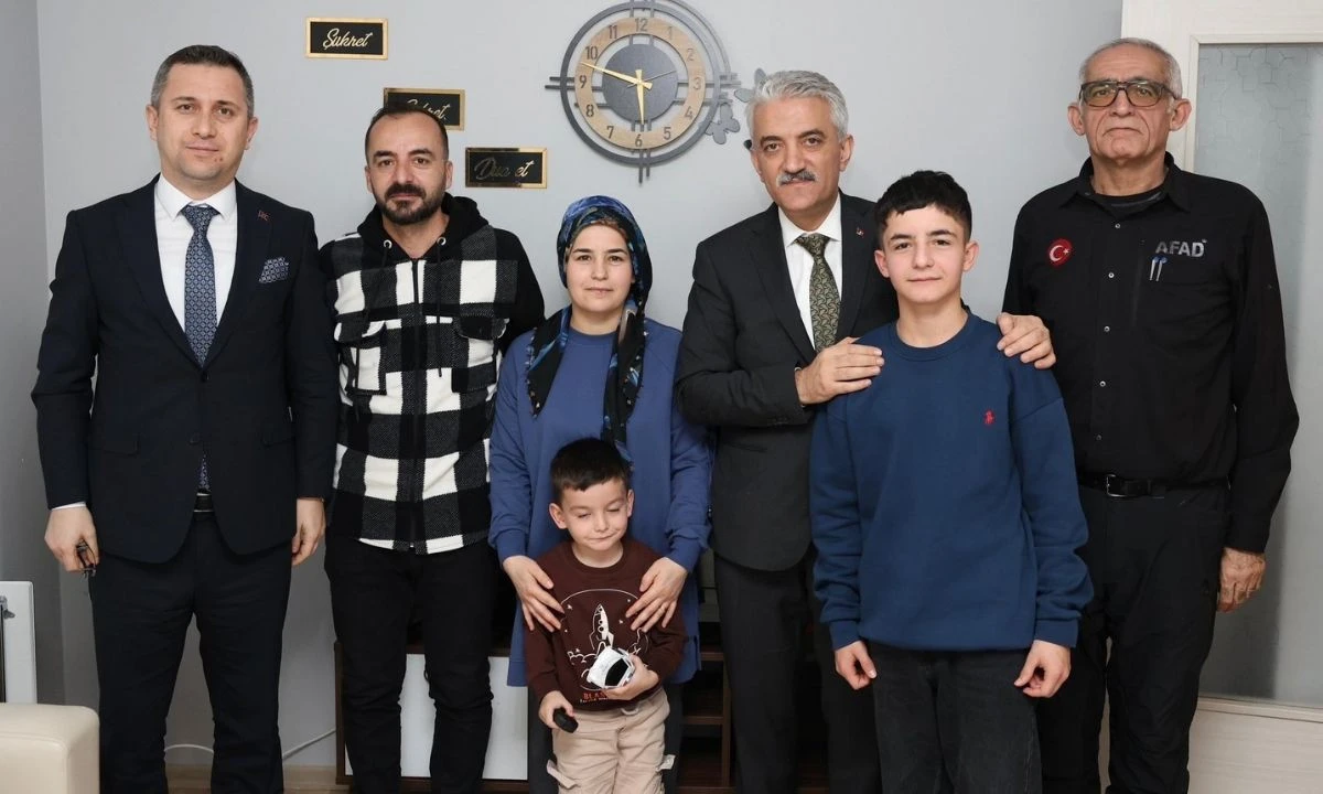 D&uuml;zce Valisi Makas G&uuml;lbeyaz Ailesini Evinde Ziyaret