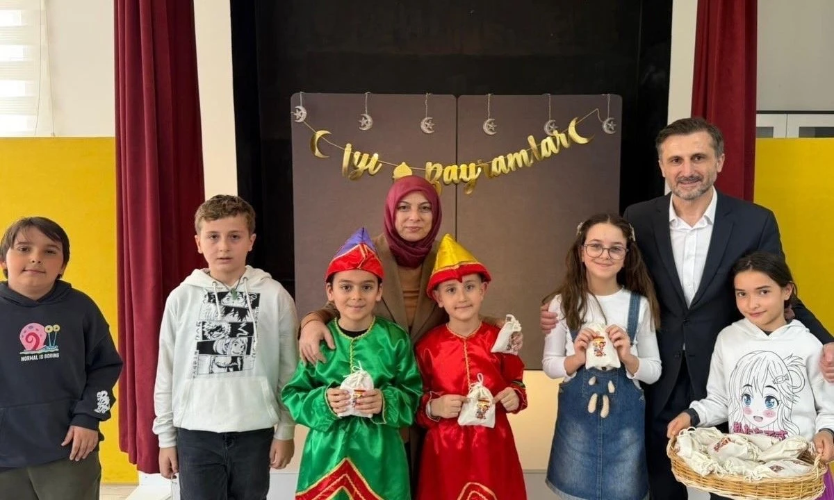 D&uuml;zce&rsquo;de Bayram Sevinci Okullara Taştı: M&uuml;d&uuml;r G&uuml;lşen &Ouml;zer &Ouml;ğrencilerle Buluştu