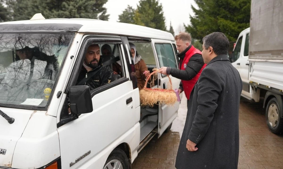 D&uuml;zce&rsquo;de Bayramda Anlamlı Etkinlik! Mezarlık &Ccedil;ıkışında Vatandaşlara İkram
