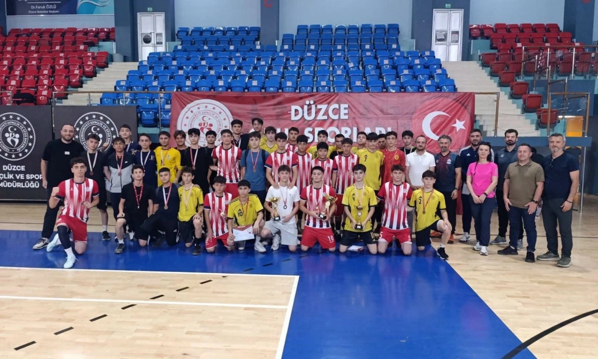 D&uuml;zce'de Futsal Şampiyonları Belli Oldu