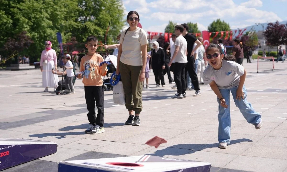 D&uuml;zce&rsquo;de Gen&ccedil;lik Haftası Coşkusu Başladı! Anıtpark&rsquo;ta Spor ve Sanat Buluşması