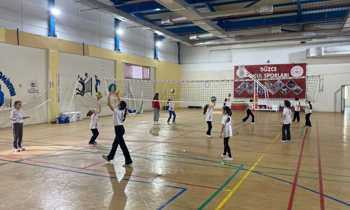 D&uuml;zce'de GSB Kış Spor Okulları Eğitimi