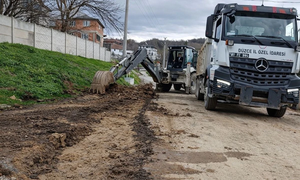 D&uuml;zce'de G&uuml;nbaşı V Kanal Yenileme S&uuml;r&uuml;yor