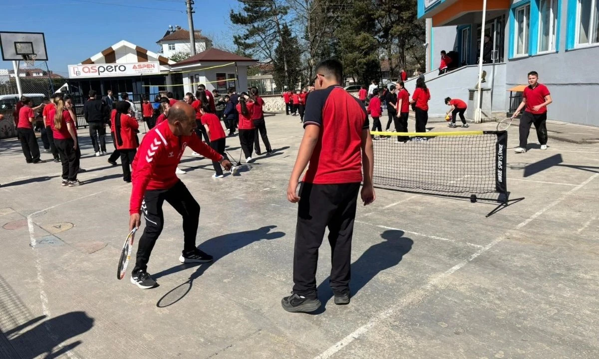 D&uuml;zce&rsquo;de &lsquo;Hareket Okulumda&rsquo; Etkinliği: &Ouml;ğrenciler Sporla Buluştu