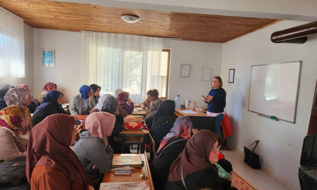 D&uuml;zce&rsquo;de kadınlara &ouml;zel eğitim! Menopoz s&uuml;reci i&ccedil;in kritik bilgiler verildi