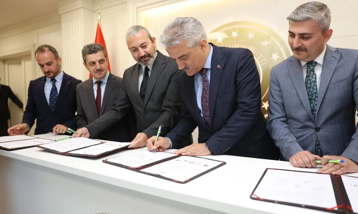 D&uuml;zce'de Konuralp Meşale Spor Okulları Projesi İ&ccedil;in İmzalar Atıldı