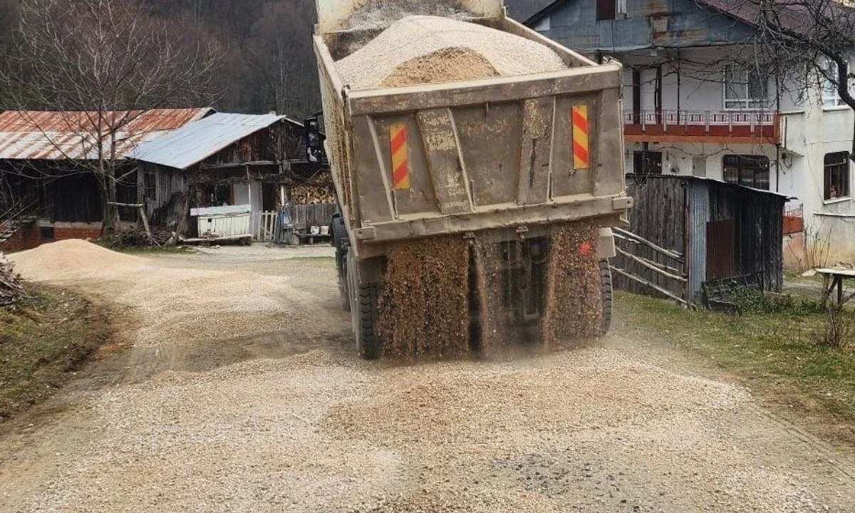 D&uuml;zce&rsquo;de k&ouml;y yollarında &ccedil;alışma s&uuml;r&uuml;yor! Uğur K&ouml;y&uuml;&rsquo;nde bakım devam ediyor