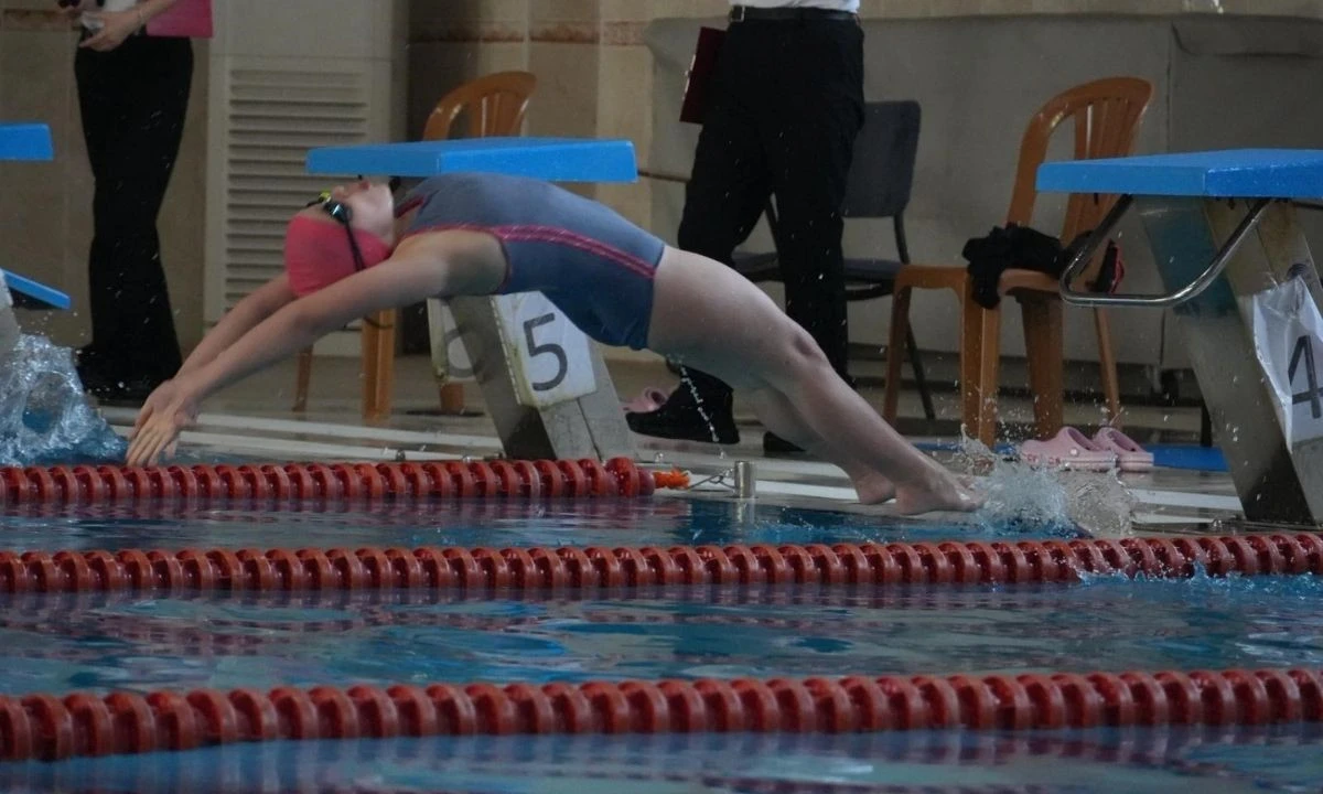 D&uuml;zce&rsquo;de minikler havuza indi! 180 sporcu bayram i&ccedil;in yarıştı