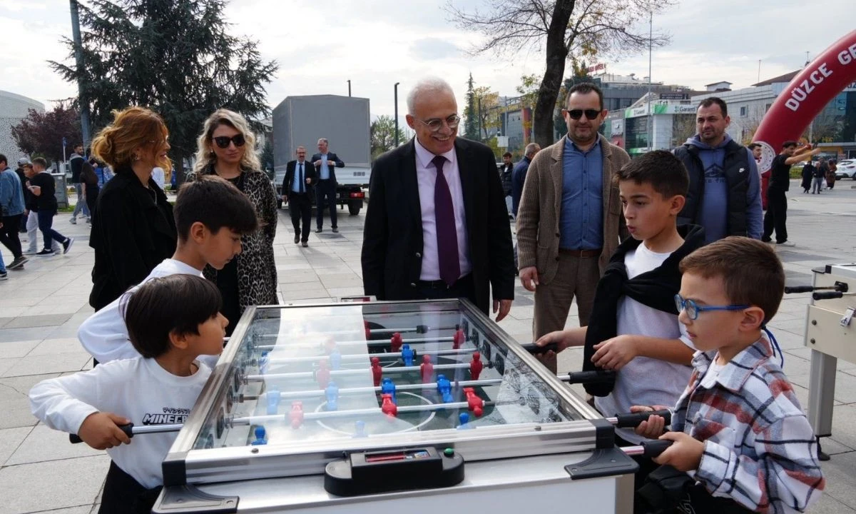 Düzce'de Öğrenciler Sporla Buluştu Anıtpark