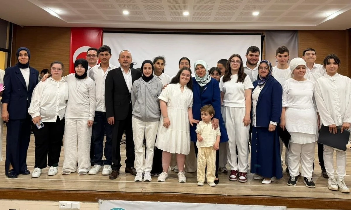 D&uuml;zce&rsquo;de &Ouml;zel &Ouml;ğrencilerden Duygulandıran Yıl Sonu Etkinliği