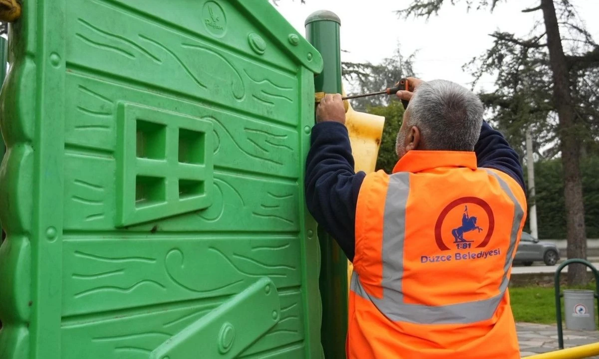 D&uuml;zce&rsquo;de Parklar Yenileniyor! Yaz &Ouml;ncesi Hummalı &Ccedil;alışma