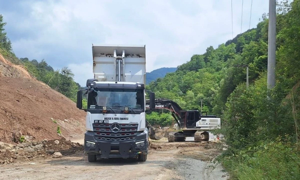 D&uuml;zce'de taşkın riskine karşı kritik &ccedil;alışma! Samandere yolunda altyapı g&uuml;&ccedil;lendirildi