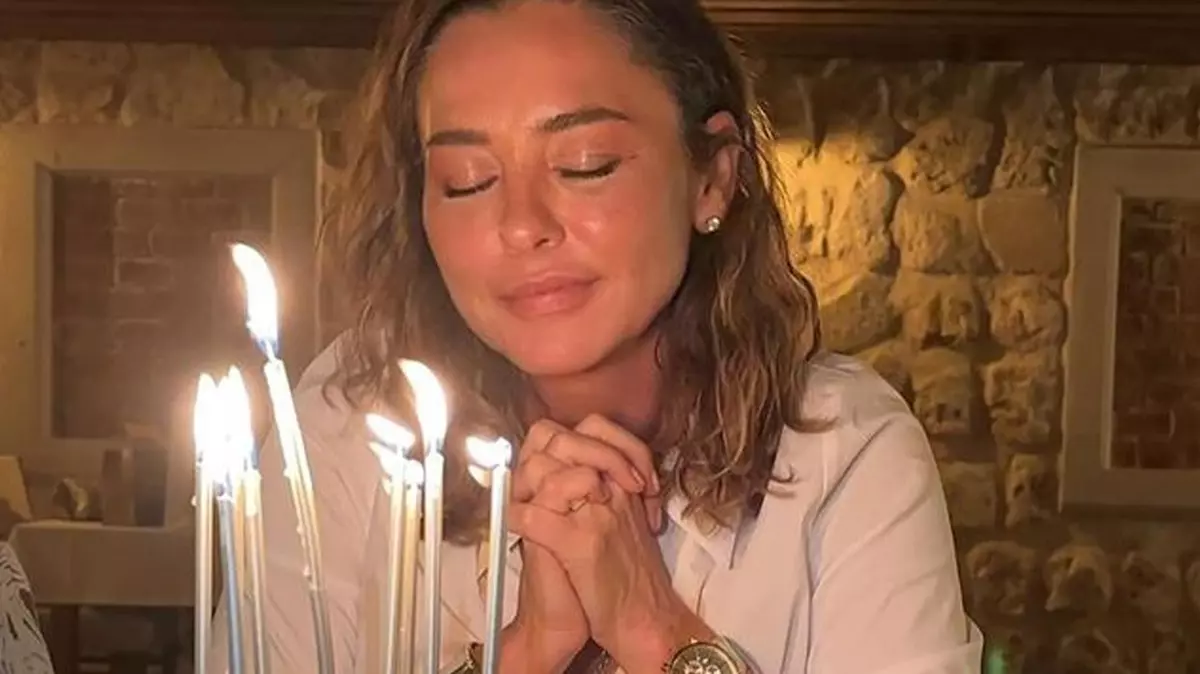 Ece Uslu'dan doğum g&uuml;n&uuml; kutlaması: 49'a bir tekme atıp tam 50 yaşıma bastım