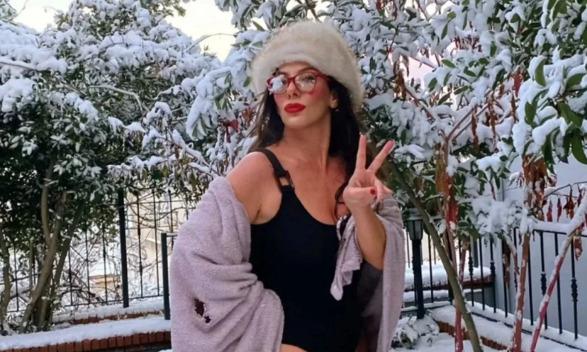 Erdal &Ouml;zyağcılar'ın kızı Zeynep &Ouml;zyağcılar'ın mayolu kar videosu g&uuml;ndem oldu