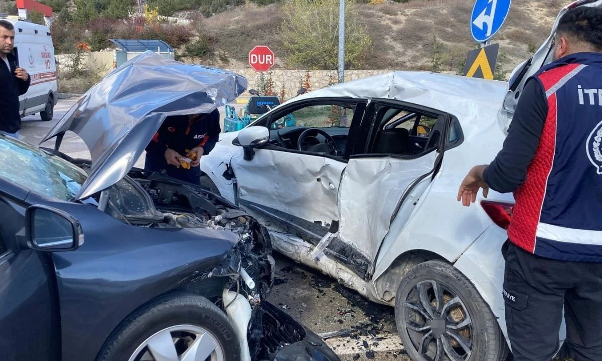 Feci kaza: iki otomobil çarpıştı: 7 yaralı