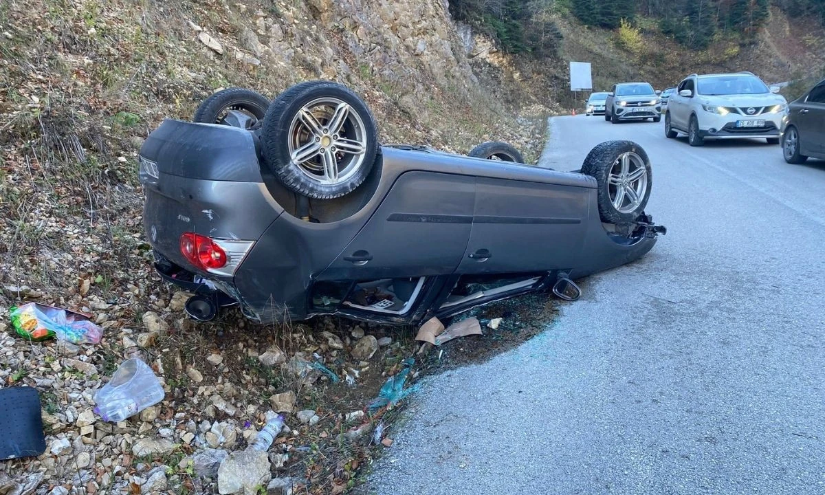 Feci kazada Buzlanma otomobili tepetaklak yaptı: 2 yaralı