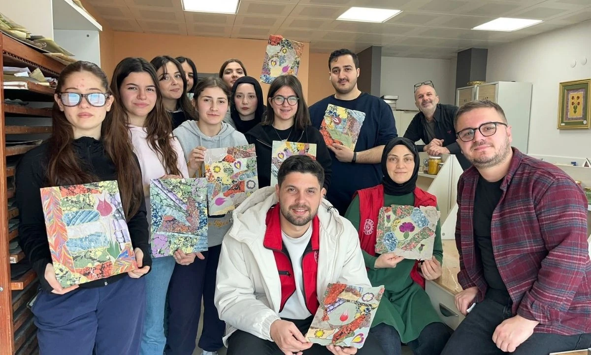 Geleneksel Ebru Sanatı Gen&ccedil;lere Tanıtıldı