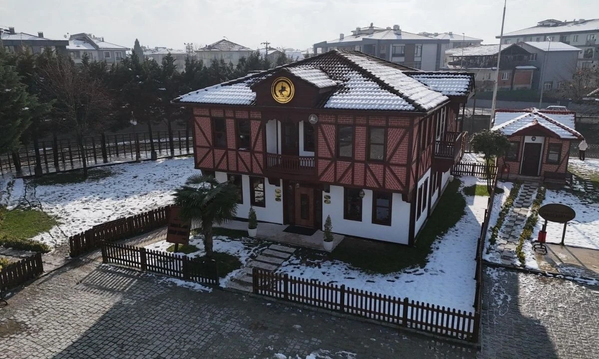 Gen&ccedil;ler yeni k&uuml;t&uuml;phaneye yoğun ilgi g&ouml;steriyor