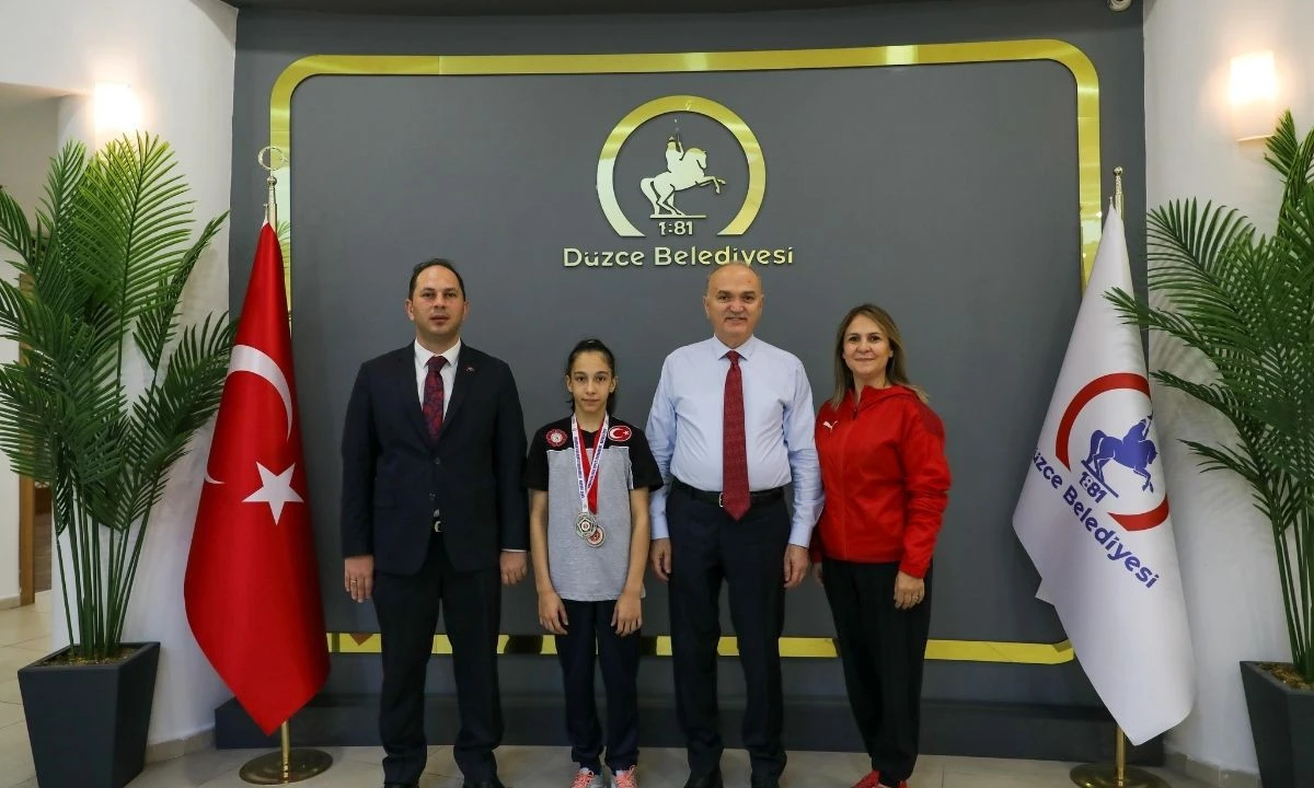 Gençlerimizi destekliyoruz, desteklemeye devam edeceğiz