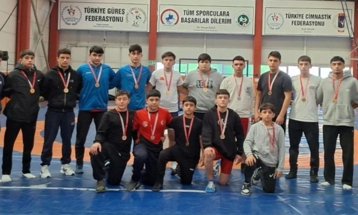 Gökhan Öztürk 48 Kilo Güreş Birincisi