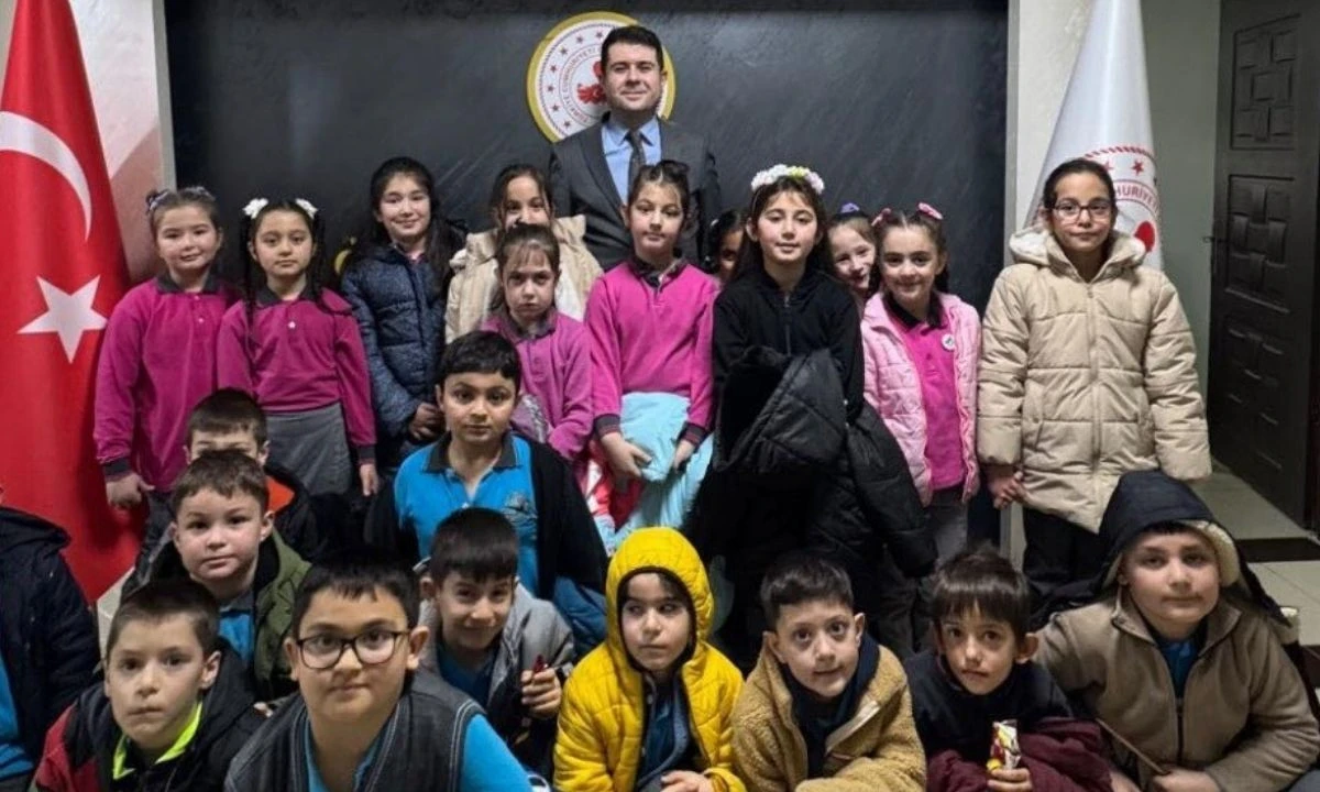 G&ouml;lyaka &Ouml;ğrencileri Kaymakamı Makamda Ziyaret Etti