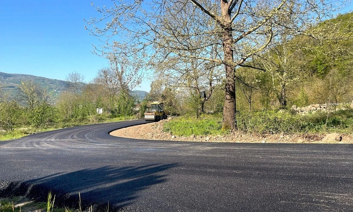 G&ouml;lyaka&rsquo;da 3 K&ouml;y&uuml; Birbirine Bağlayan Yolda Asfalt &Ccedil;alışması Tamamlandı