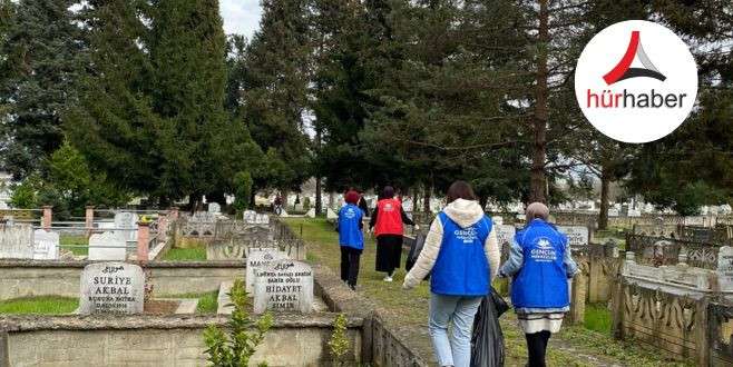 Gönüllü gençler mezarlığı temizledi