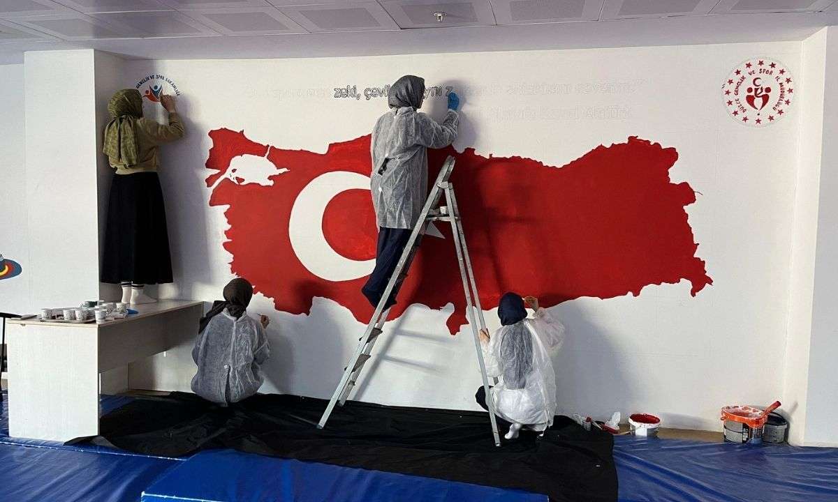 Güreş salonu renklendi! 
