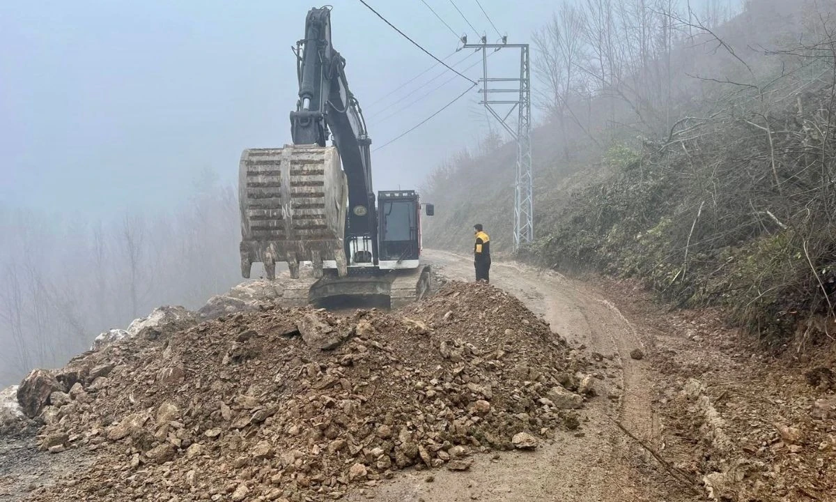 Hacıazizler K&ouml;y&uuml; Heyelan Yolları Onarıldı