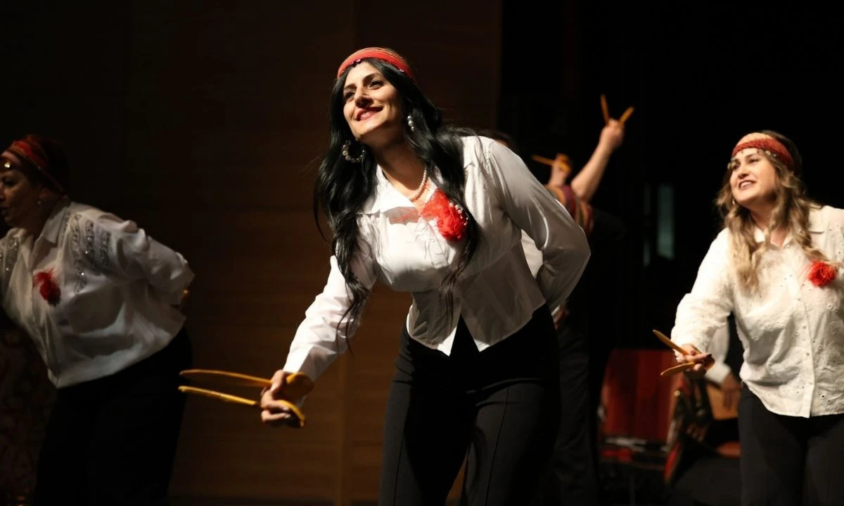 Halk oyunları gösterilerinde salon hınca hınç doldu