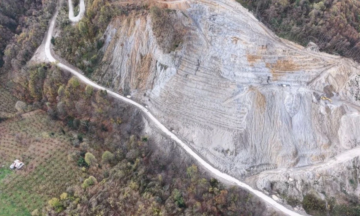 Heyelan: Yol Hızla Temizlendi