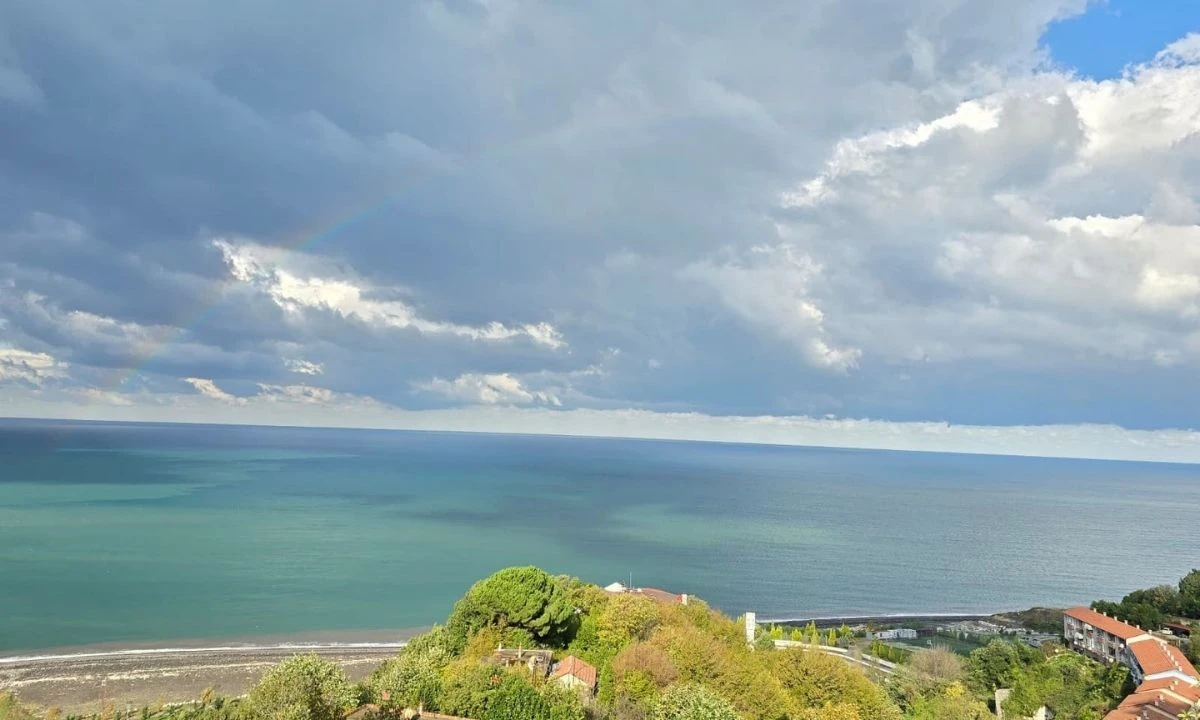 Hortumlar ortaya çıktı O anlar kıyıdan cep telefonlarıyla görüntülendi.