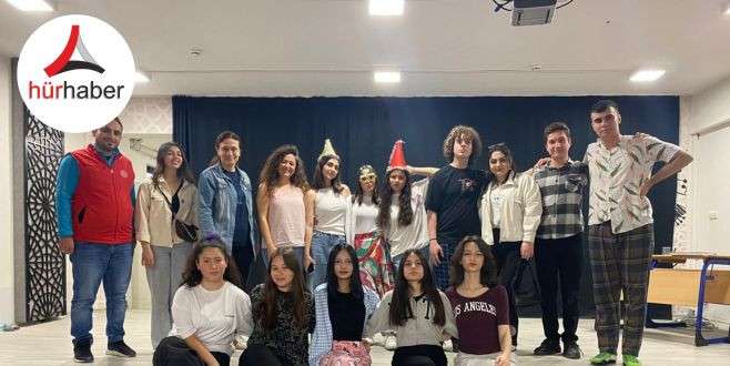İlk tiyatrolarını lise öğrencilerine yaptılar