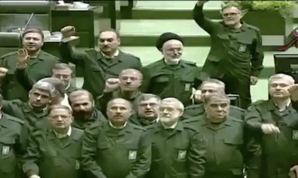 İran Parlamentosu'nda vekiller askeri &uuml;niforma giydi: 'Amerika&rsquo;ya &Ouml;l&uuml;m' sloganları