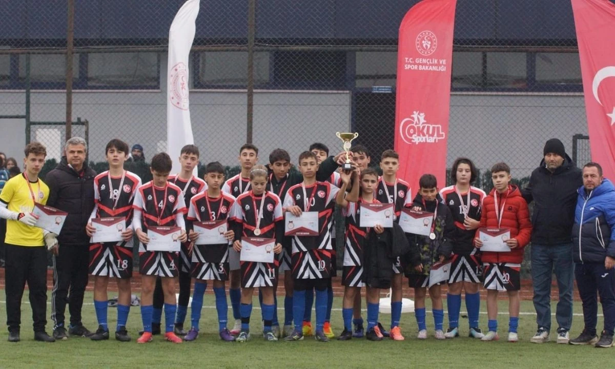 İsmetpaşa Ortaokulu D&uuml;zce Futbol Şampiyonu