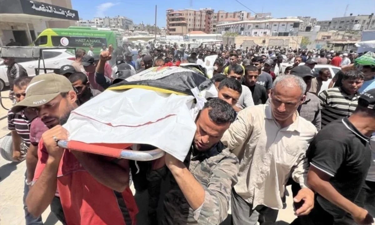 İsrail'in Gazze'de m&uuml;lteci kampına d&uuml;zenlediği saldırıda 3 kişi hayatını kaybetti
