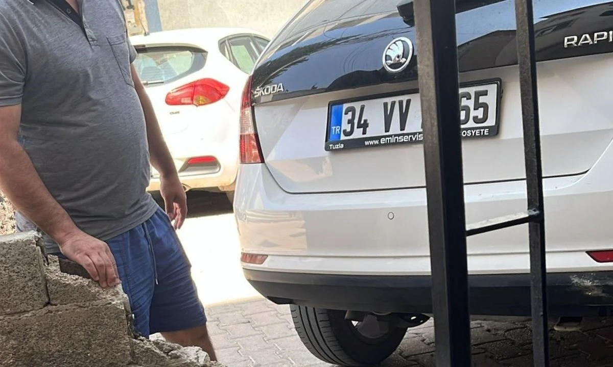 Kadın Sürücünün Geri Vitesteyken Duvara Çarpmasıyla Panik Yaşandı