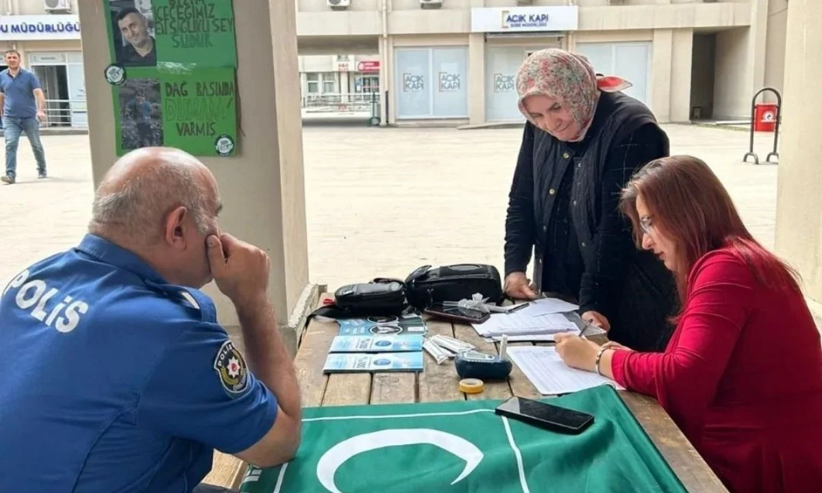 Kampüste tütün mamülleri tüketimi yapanlar standa ilgi gösterdi