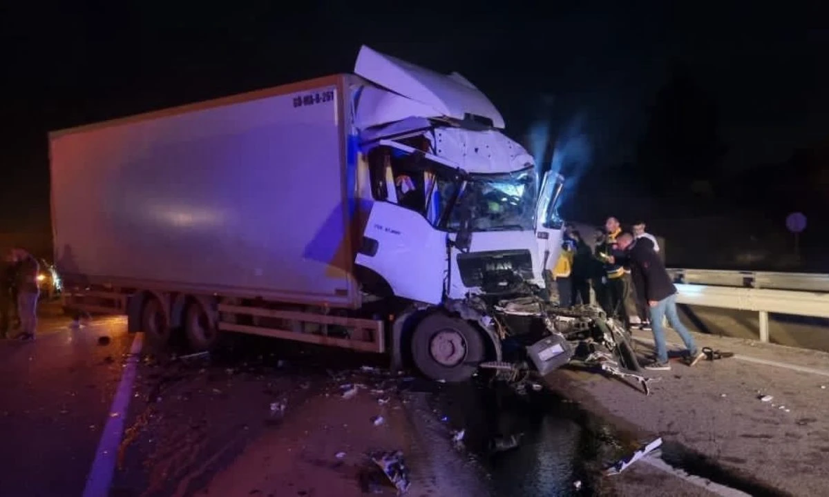 Kamyon Tıra Çarptı: Sürücü Yaralı