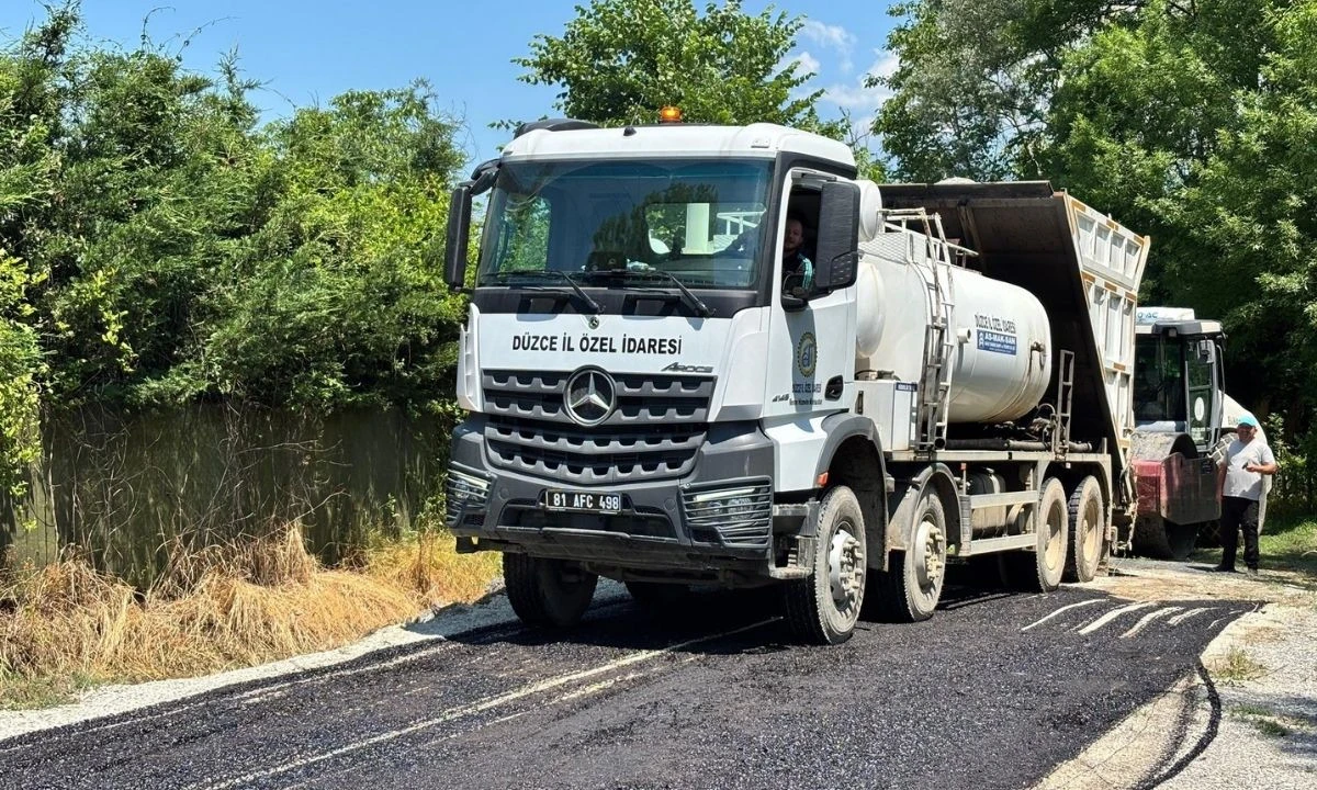 Karadere Hasanağa K&ouml;y&uuml;&rsquo;nde Asfalt &Ccedil;alışması S&uuml;r&uuml;yor