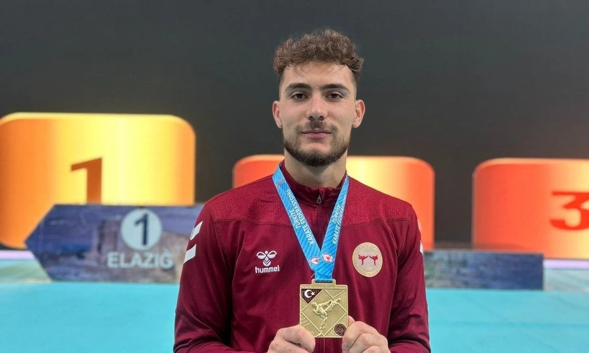 Karateci Yunus Emre Temizel Madalya Sahibi