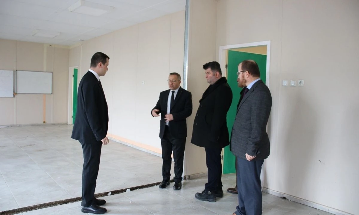 Kaymakam Alpay okulları tek tek geziyor