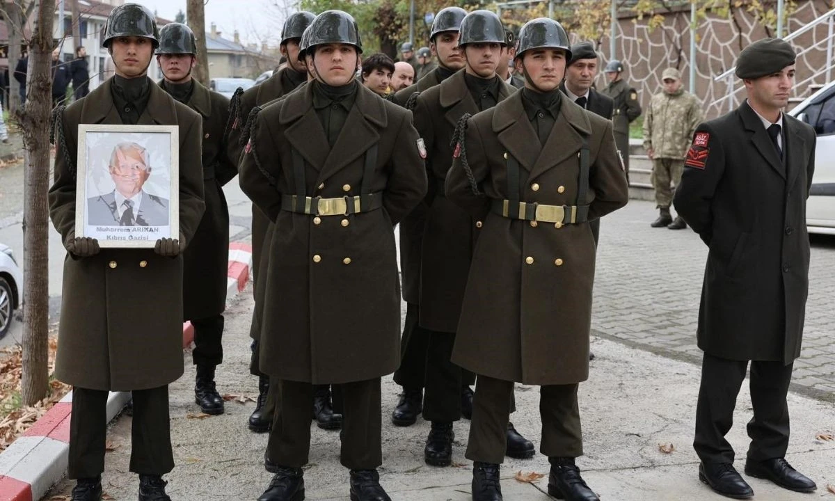 Kıbrıs Gazisi Arıkan Bahçeşehir'de Toprağa Verildi