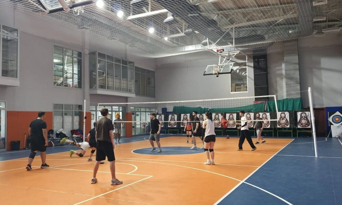 Kış Kul&uuml;b&uuml;'nde Gen&ccedil;ler Voleybol Oynadı