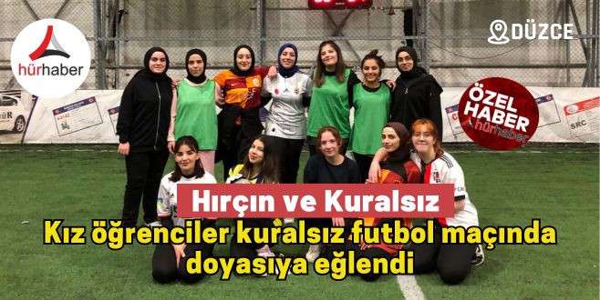 Kız öğrenciler kuralsız futbol maçında doyasıya eğlendi