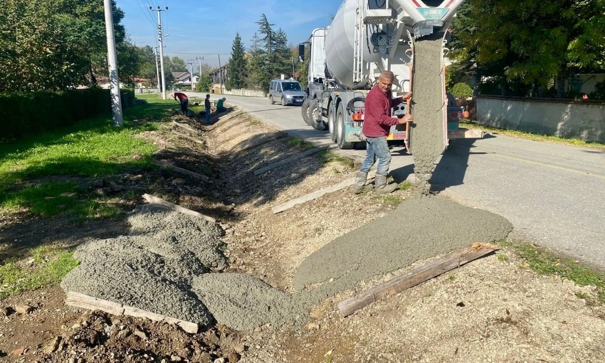 Köy Yolları İçin Beton V Kanal Çalışmaları Düzce