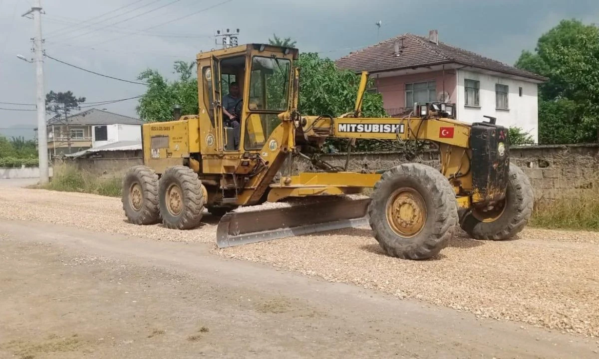 Köy yollarında malzemeli bakım