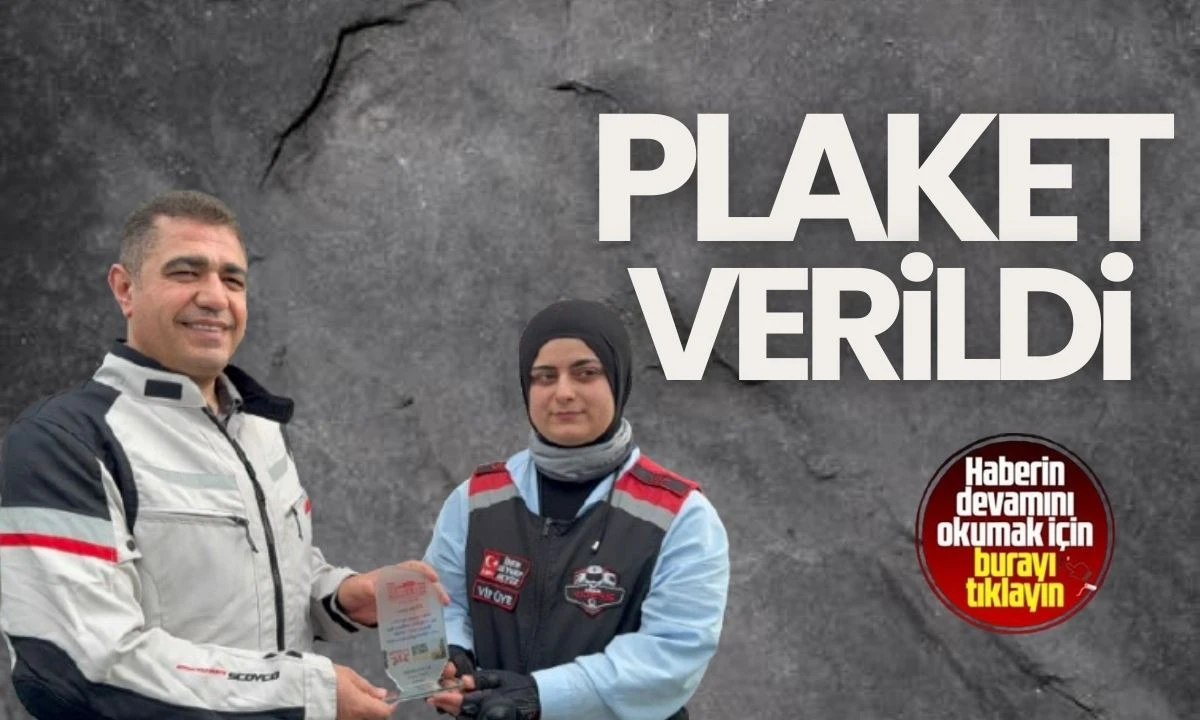 Kural ihlali yapmayan 3 motosikletliye plaket verildi