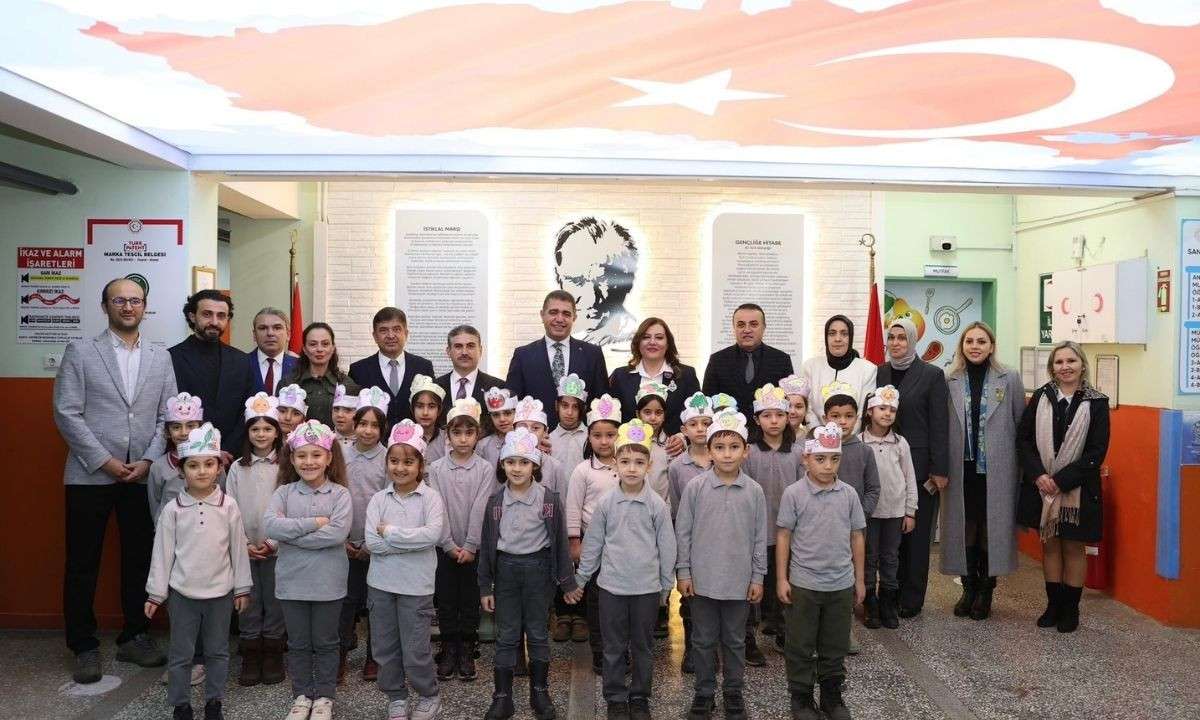 Liseli öğrencilerden ilkokul öğrencilerine fanus ve balık!